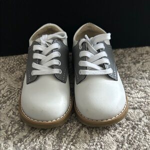 FootMates White and Gray Kids Dress Shoes size 5